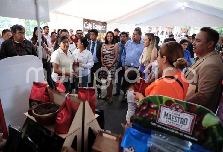 Con la participación de 242 escuelas campesinas productoras de café de especialidad, que agrupan a cerca de 4 mil caficultores y más de 112 asesores agrónomos, inició el primer festival Café Veracruz, primero del país en mostrar desde el cultivo hasta la comercialización y degustación de una taza de calidad, lo cual visibiliza la labor y resultados del sector. 