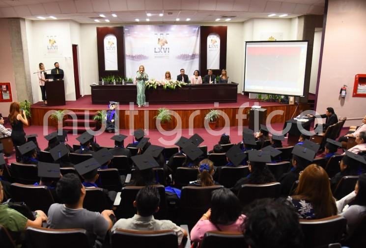 La diputada Ana Miriam Ferráez Centeno recibió en el auditorio Sebastián Lerdo de Tejada del Palacio Legislativo a las y los estudiantes egresados de la escuela primara Avelino Bolaños de esta ciudad, generación 2017-2023. 