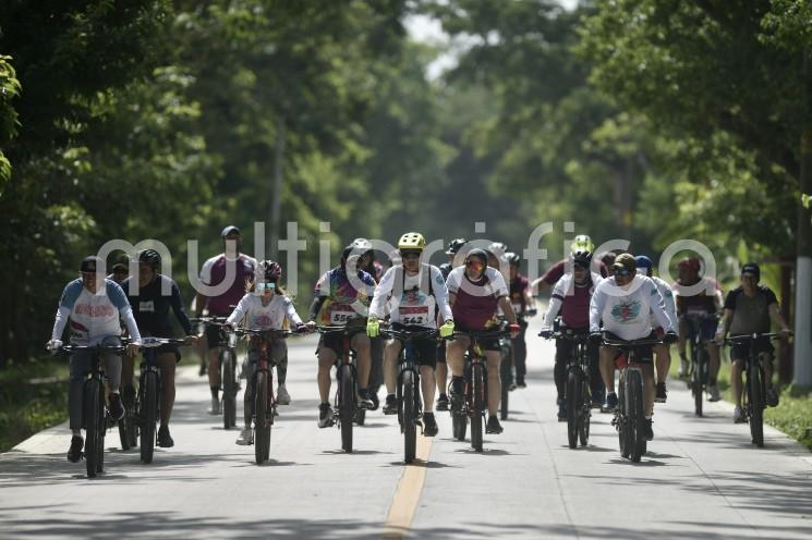 Acompañado de más de 700 personas, este domingo el gobernador Cuitláhuac García Jiménez encabezó la Rodada Familiar Papaloapan II en un recorrido de 18 kilómetros de Carlos A. Carrillo a Chacaltianguis.