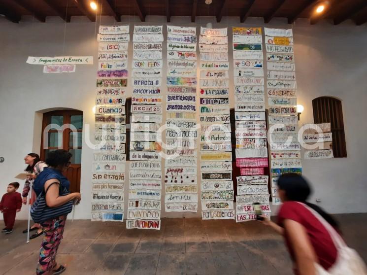 La tarde de este jueves,  en la Galería de Arte Contemporáneo de Xalapa se inauguró  la exposición En todos los puntos del bordado, versos del poema Errata de la autora veracruzana Nicté Toxqui, en 123 piezas textiles bordadas e intervenidas con diversas técnica; creadas por 127 personas de 11 municipios veracruzanos.