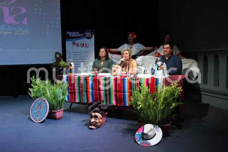  Con la idea de crear y fortalecer una red de compañías de danza, el Ayuntamiento, a través de la Dirección de Cultura, presentó el Festival Nacional Alegría Folklórica Xalapa 2023, que tendrá lugar los días 29 y 30 de julio.