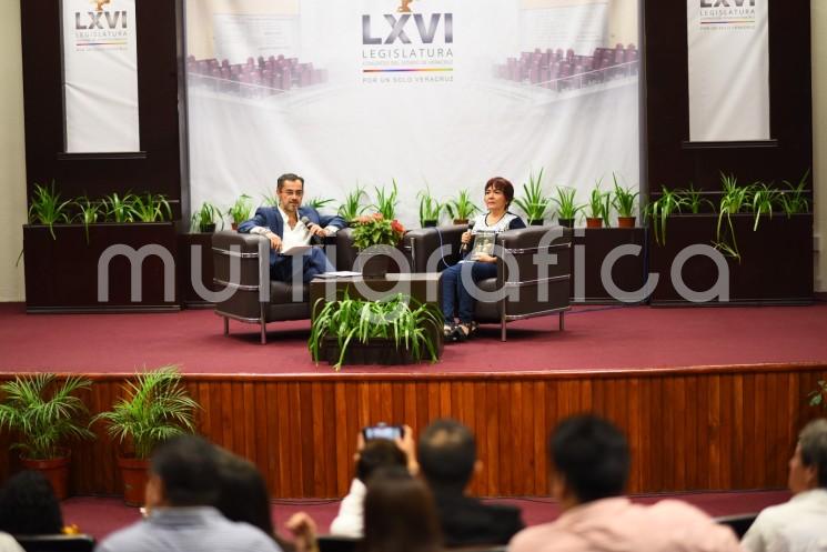 En el auditorio Sebastián Lerdo de Tejada del Palacio Legislativo se llevó a cabo la presentación del libro Voces del pasado, de la autoría de la profesora Minerva Flores Hernández, y que tuvo como invitado de honor al diputado Luis Antonio Luna Rosales, representante del distrito XIII de Emiliano Zapata.