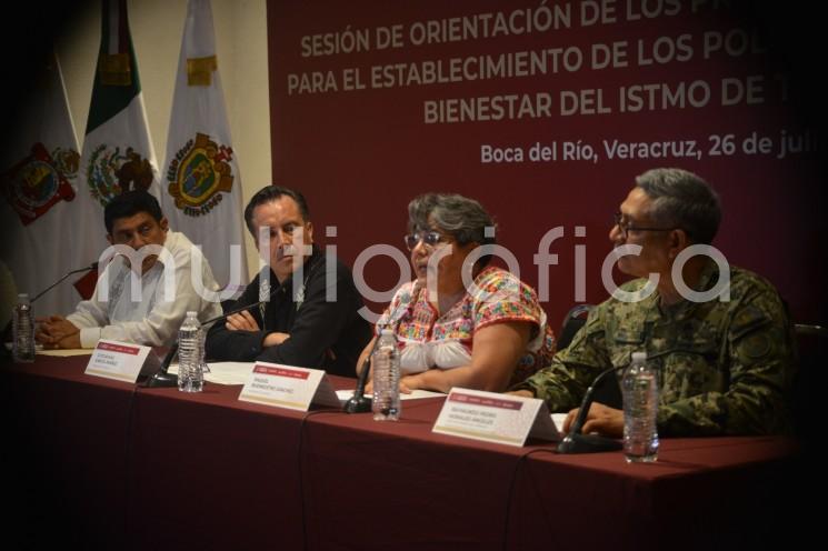 El gobernador Cuitláhuac García Jiménez acompañado por la titular de la Secretaría de Economía, Raquel Buenrostro Sánchez; el gobernador de Oaxaca, Salomón Jara Cruz y el Vicealmirante Raymundo Pedro Morales, dieron a conocer los procedimientos licitatorios para el establecimiento de los Polos de Desarrollo para el Bienestar del Istmo de Tehuantepec. 