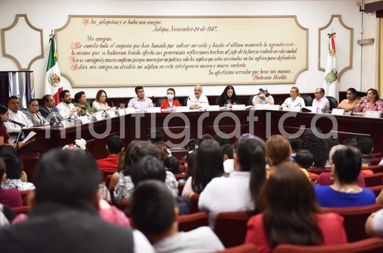 Escuchar a las niñas, niños y adolescentes es fundamental para seguir avanzando como sociedad, pues tenemos mucho que aprender sobre cómo ven el mundo y las necesidades que detectan, aseguró el presidente municipal Ricardo Ahued Bardahuil, durante la cuarta Sesión Extraordinaria del Sistema Municipal de Protección Integral de Niñas, Niños y Adolescentes (Sipinna). 