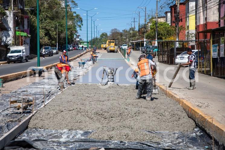  Como parte de las obras de pavimentación que se realizan en diversos tramos de las avenidas Rébsamen y Arco Sur, a partir del martes 1 de agosto, a las 8:00 horas, se tendrá un cierre parcial de circulación en estas vialidades, por lo que se recomienda a la ciudadanía tomar rutas alternas y reprogramar sus tiempos de traslado.