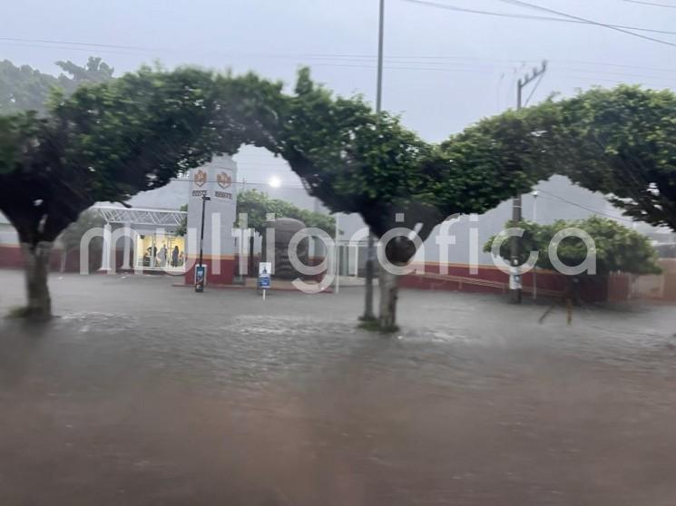 El gobernador Cuitláhuac García Jiménez notificó este lunes el descenso de los niveles de agua en zonas inundadas de Minatitlán tras las fuertes lluvias; la implementación del Plan DN III y el Plan Tajín durante el fin de semana reportó 12 colonias afectadas y 104 personas atendidas en albergues instalados en el municipio. Foto: Nadia Carrión 