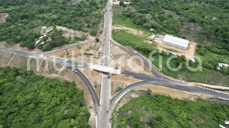 La construcción del libramiento de Sayula de Alemán podría concluir antes de diciembre, pues registra un avance global del 67 por ciento, informó la Secretaría de Infraestructura, Comunicaciones y Transportes (SICT) al gobernador Cuitláhuac García Jiménez durante supervisión de obra este miércoles.