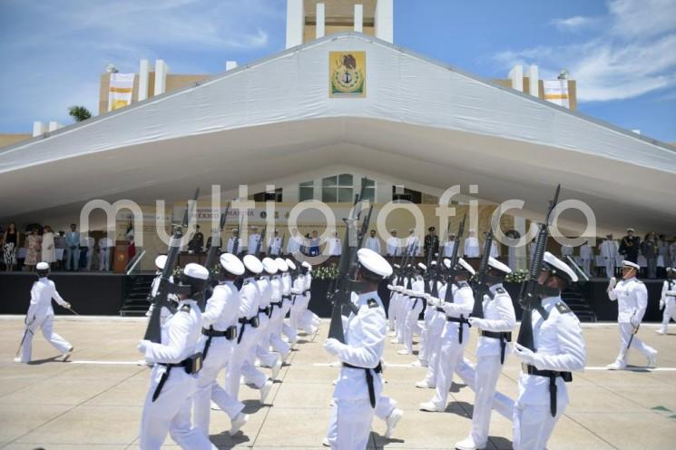 La Heroica Escuela Naval Militar (HENM) de Antón Lizardo está de fiesta, pues 162 guardiamarinas concluyeron su formación profesional y desde hoy se integran a las unidades navales como oficiales de la Armada de México donde hay una sola ruta a seguir: servir y mantener a salvo a la nación.

