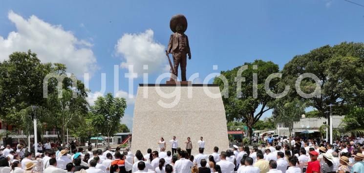  En el 144 aniversario del natalicio de Emiliano Zapata, el gobernador Cuitláhuac García Jiménez develó una escultura en honor al general revolucionario; la más grande del país con siete metros de altura dentro del parque Tanque Viejo de la localidad Rinconada, en el municipio que lleva el nombre del Caudillo del Sur. 