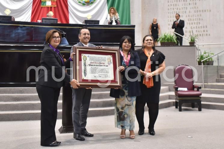 En Sesión Solemne, con la presencia del y la titular de los poderes Ejecutivo y Judicial del estado de Veracruz, la LXVI Legislatura distinguió con la Medalla Heberto Castillo Martínez 2023 a la doctora Vianey del Rocío Torres Pelayo, como reconocimiento a su invaluable contribución, desde la investigación y la docencia, al conocimiento científico y al desarrollo del estado y del país.