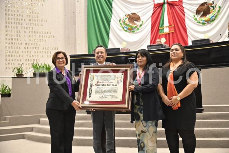 Junto al gobernador Cuitláhuac García y la magistrada presidenta del Poder Judicial, Lisbeth Aurelia Jiménez, la Diputada presidenta entregó la Medalla 