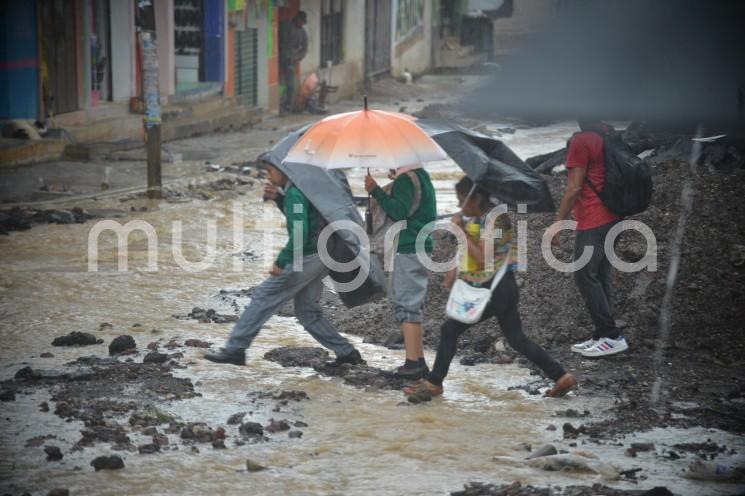 Estudiantes, amas de casa, comerciantes y hasta los propios obreros del la obra en la avenida Ébano se vieron nuevamente afectados por la fuerte lluvia que cayó en la zona oriente de la ciudad, dejando atrapados por momentos a estas personas. 