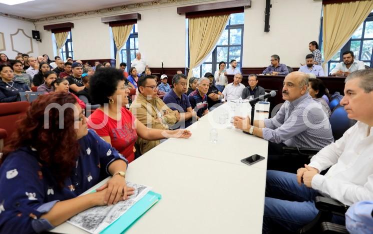 Para dar seguimiento a las acciones y acuerdos alcanzados la noche del lunes, funcionariado encabezado por el presidente municipal Ricardo Ahued Bardahuil recibió a vecinas y vecinos de la colonia Emiliano Zapata, afectados por las lluvias. 