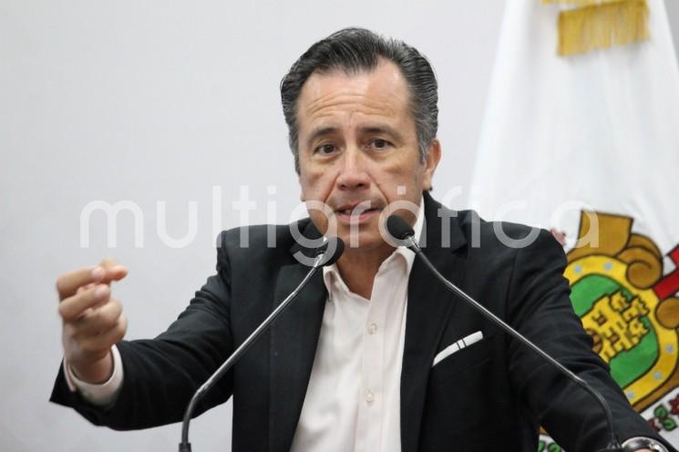  En conferencia de prensa, el gobernador Cuitláhuac García Jiménez dio a conocer que fueron suspendidas ocho gaseras en el norte del estado por diversas irregularidades, principalmente ante la sospecha de robo y venta ilegal, lo que daría pie a la disputa entre bandas delictivas en la región. 