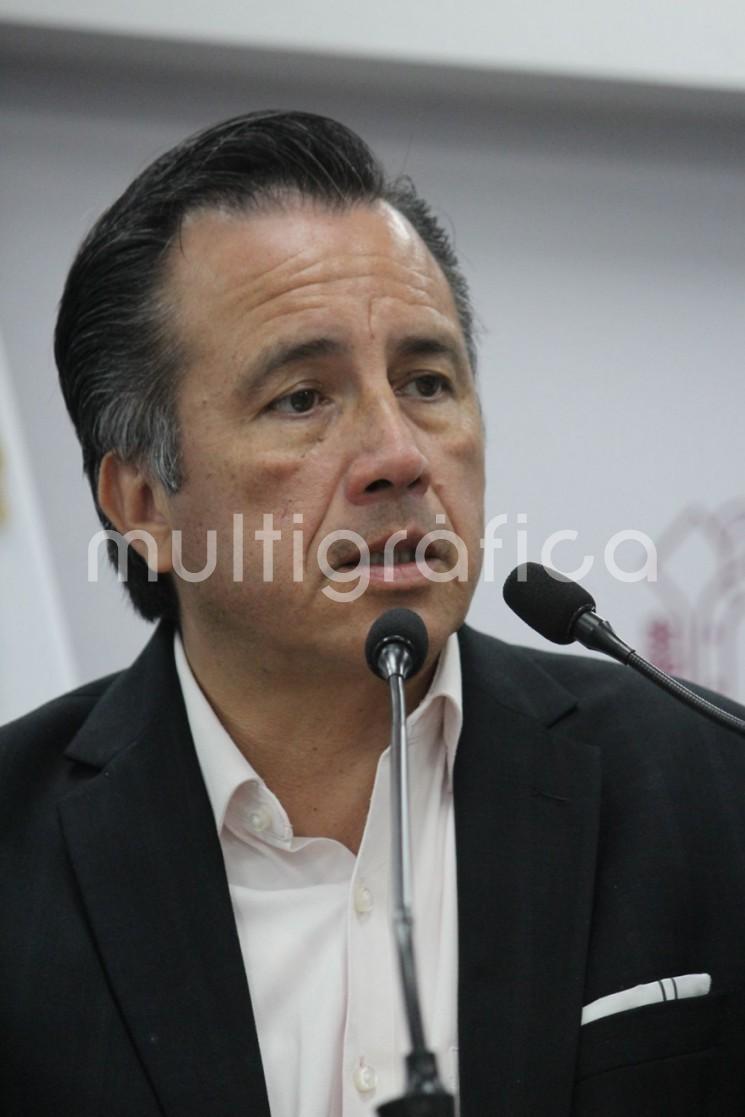  El gobernador Cuitláhuac García Jiménez confirmó la detención del alcalde de Nautla, Miguel N, tras un operativo efectuado por la Policía Naval en la ciudad de Veracruz, donde le fueron halladas armas de uso exclusivo del Ejército.