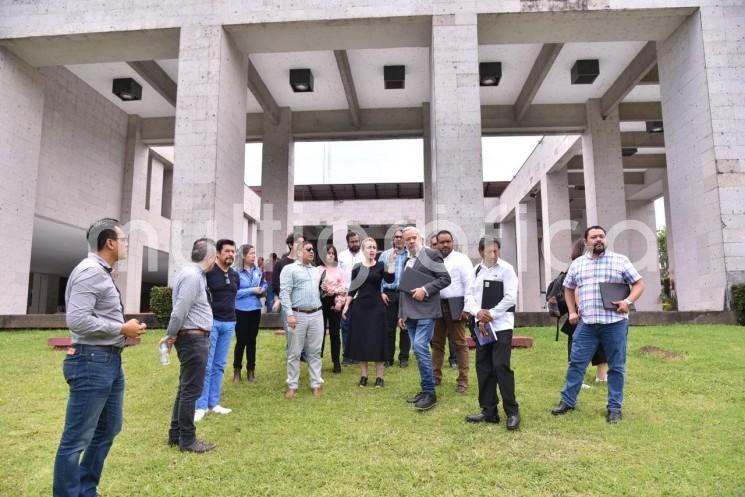 Como parte de los trabajos para la construcción del Memorial de las y los Héroes Veracruzanos de la Salud en el Palacio Legislativo, la diputada Nora Jéssica Lagunes Jáuregui se reunió con representantes de instituciones de educación superior interesados en participar, a quienes dio a conocer los lineamientos técnicos que debe reunir el proyecto. 