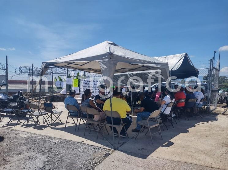 Personal docente, administrativo y manual de la Escuela de Bachilleres Oficial de Xico (EBOX) del turno matutino, tomó las instalaciones esta mañana, en protesta por la reinstalación de una persona a la que consideran problemática y que denigra a la institución. 