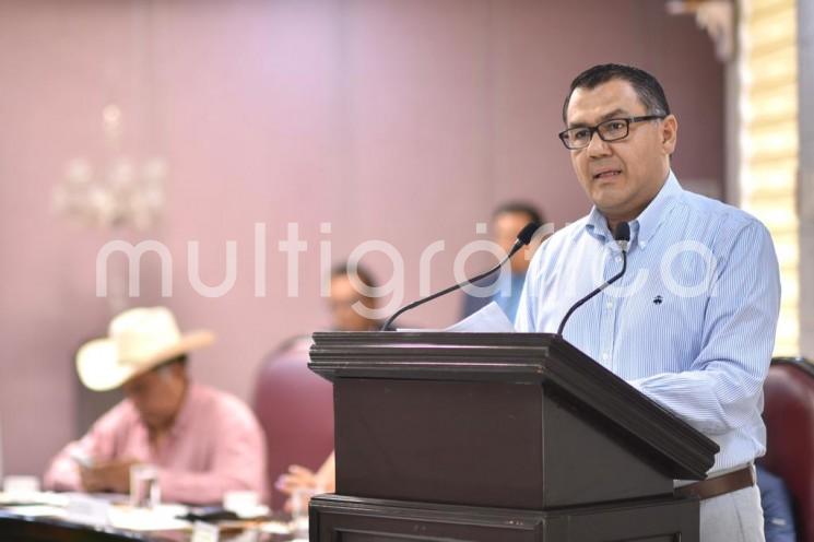 El diputado Othón Hernández Candanedo presentó a la Diputación Permanente un Anteproyecto con Punto de Acuerdo, por el cual se prevé un exhorto al Gobernador del Estado y a los titulares de las Secretarías de Medio Ambiente (Sedema) y de Educación de Veracruz (SEV), así como a los Ayuntamientos de la entidad, para que generen y fortalezcan los programas de educación ambiental, aunado a que, de acuerdo con sus competencias, implementen acciones de capacitación, difusión y tratamiento de los residuos sólidos urbanos.