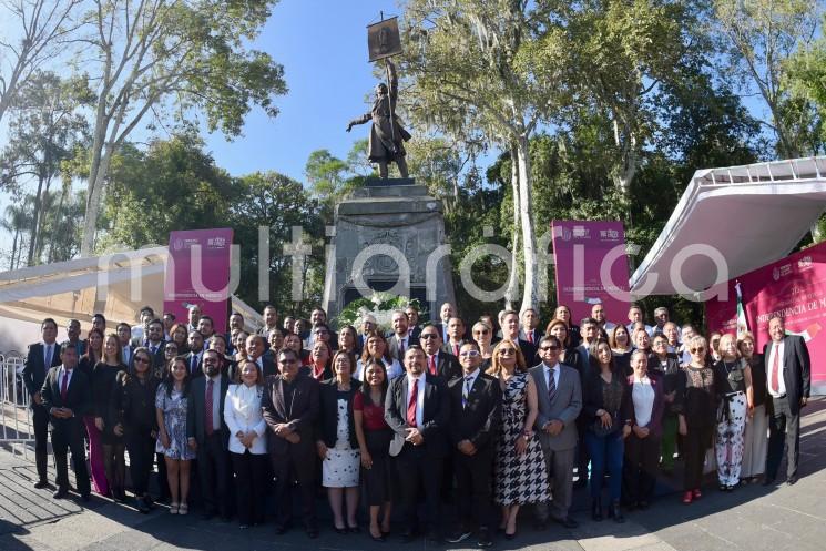 Las y los integrantes de la LXVI Legislatura del estado, encabezados por la presidenta de la Mesa Directiva, diputada Margarita Corro Mendoza, y por el presidente de la Junta de Coordinación Política, diputado Juan Javier Gómez Cazarín, realizaron la Guardia de Honor ante el monumento a Don Miguel Hidalgo y Costilla, en conmemoración por el CCXIII aniversario del inicio de la lucha por la independencia nacional.