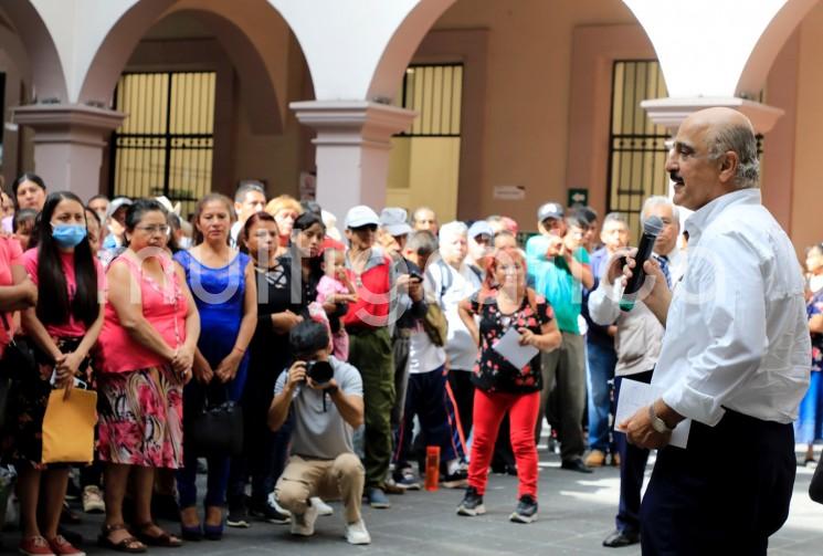 Tras recibir a vecinas y vecinos de diversas colonias donde se construye infraestructura básica, el presidente municipal Ricardo Ahued Bardahuil destacó que con el trabajo de distintas áreas del Ayuntamiento, este año se batirá récord en obra pública, y antes de que termine el 2023, Xalapa tendrá 450 calles más con redes de agua potable y drenaje sanitario. 