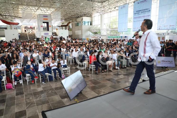  En un ambiente de diálogo e intercambio de saberes con estudiantes de nivel básico y medio superior, el gobernador Cuitláhuac García Jiménez inauguró la segunda Semana Estatal de Ciencia y Tecnología Veracruz 2023 en el Kaná, Museo de Ciencia y Tecnología de la capital del estado.

