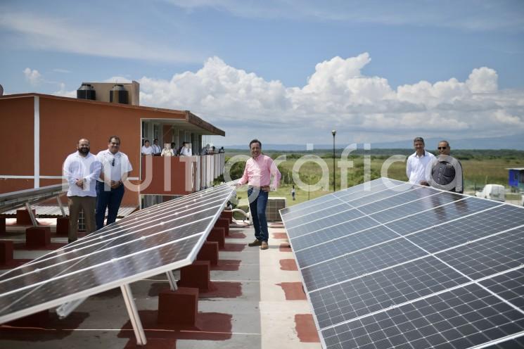 El gobernador Cuitláhuac García Jiménez supervisó la instalación de 28 módulos de paneles fotovoltaicos en el Colegio de Estudios Científicos y Tecnológicos del Estado de Veracruz (CECYTEV), campus Coatzacoalcos, capaces de generar 19 mil 400 kilowatts/hora anuales y un ahorro aproximado de 54 mil pesos, con una inversión de 437 mil pesos.