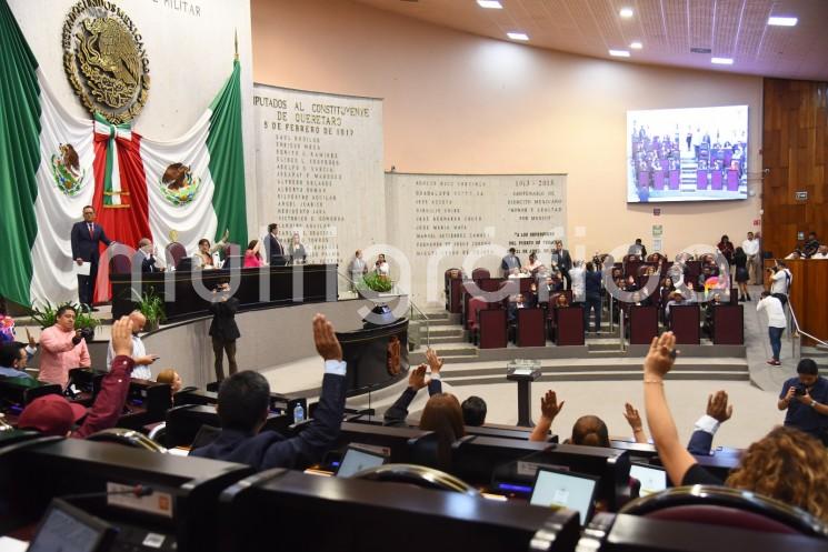 Las diputadas y diputados de la LXVI Legislatura aprobaron la solicitud del gobernador del estado, ingeniero Cuitláhuac García Jiménez, para que se dispense el trámite de ley y la ciudadana Guadalupe Díaz del Castillo Flores desempeñe simultáneamente los cargos de Secretaria de Salud del Gobierno del Estado y Directora General de los Servicios de Salud de Veracruz (Sesver).