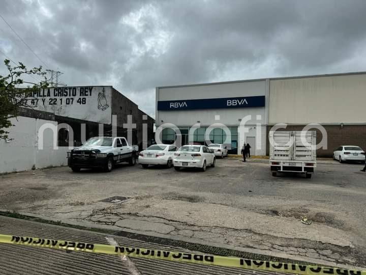 El escolta del encargado de una gasolinera en Minatitlán logró frustrar un asalto, cuando fueron intervenidos por un individuo en el estacionamiento de un banco sobre ubicada sobre el Bulevar a la altura de la colonia Las Fuentes. El escolta logró herir al asaltante, sin embargo éste huyó. 