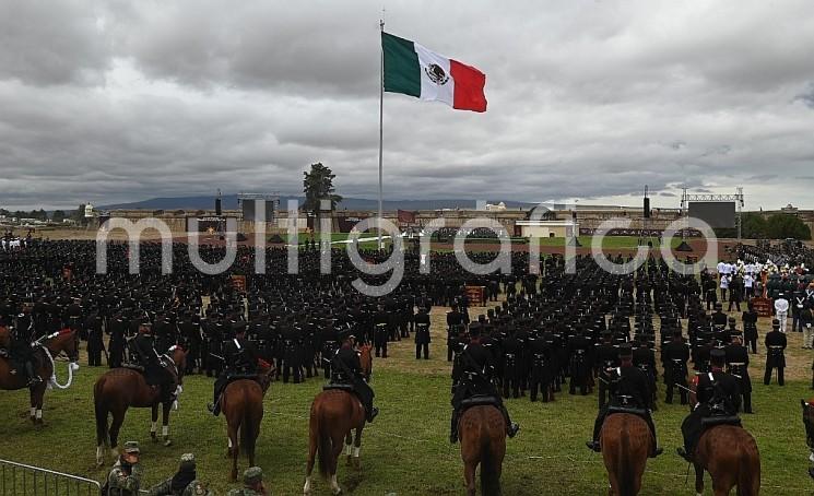  Con la presencia del Comandante Supremo de las Fuerzas Armadas, presidente Andrés Manuel López Obrador, la Secretaría de la Defensa Nacional (SEDENA) y el pueblo de Veracruz conmemoraron 200 años de honor, lealtad y patriotismo del Heroico Colegio Militar en su recién rehabilitada cuna y baluarte generacional, la Fortaleza de San Carlos.