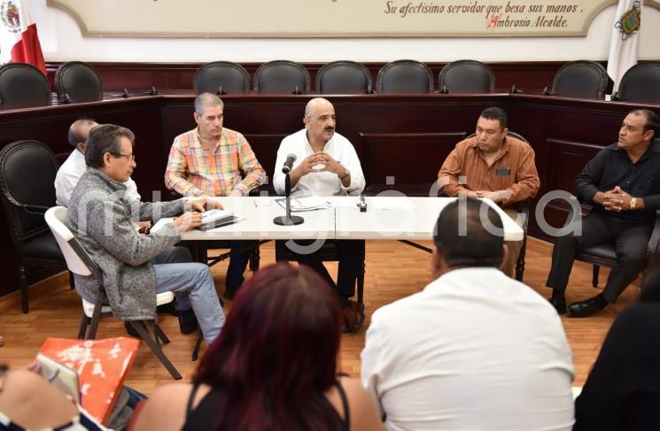 Para mejorar la calidad de vida de la población, el presidente municipal Ricardo Ahued Bardahuil encabezó una jornada de atención ciudadana en la Sala de Cabildo, donde dio seguimiento a las peticiones de quienes residen en colonias de la periferia.