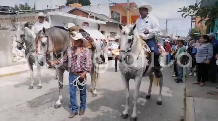 Con música, una cabalgata y un recorrido por la cabecera del municipio que dirigiera hace unos años, fue despedido el ex alcalde de  Gutiérrez Zamora, Wilman Monje, quien fuera asesinado hace unos días en esta localidad. 