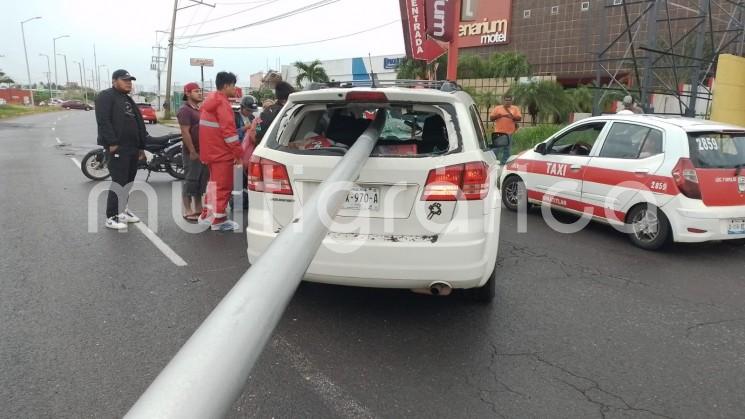 De forma trágica falleció el conductor de una camioneta después de ser aplastado por un poste que cayó encima de la camioneta en que circulaba la tarde del domingo sobre la avenida Universidad, a la altura de la zona de hoteles de la colonia Las Gaviotas, en Coatzacoalcos, Ver..