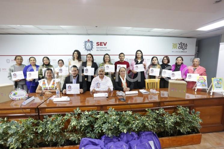  En el marco del Día Mundial de la Alimentación, la Secretaría de Educación de Veracruz y la empresa Nestlé entregaron 240 mochilas del programa _Niños Saludables_ a jefas de sector y supervisoras de preescolar estatales y federales de Coatepec y Veracruz.