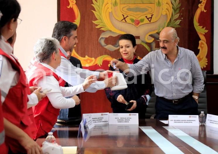 El presidente municipal Ricardo Ahued Bardahuil realizó la entrega simbólica de un donativo a la Cruz Roja Mexicana Delegación Xalapa, con lo que el Ayuntamiento se suma a la Colecta 2023 que realiza esta corporación, con el fin de obtener los recursos necesarios para seguir apoyando a la población en caso de desastres, emergencias y atención de accidentes.