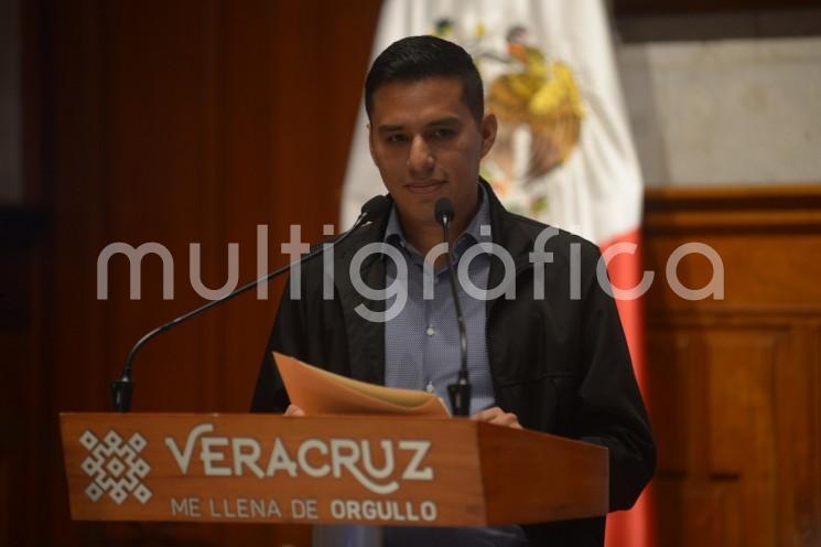  En conferencia de prensa del gobernador, Cuitláhuac García Jiménez, el director de Información Luis Alberto Casas aclaró lo difundido en el noticiero Por la mañana de Radio Fórmula con Ciro Gómez Leiva y la presidenta de Alto al Secuestro, Isabel Miranda de Wallace quienes califican como negativo el desempeño de este gobierno en el combate al delito.