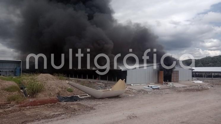 A causa de un cortocircuito se inició  un aparatoso incendio en una bodega industrial  en inmediaciones de la comunidad de Casa Blanca, a un costado de la carretera Hallibourton - Adolfo Ruiz Cortines, municipio de Papantla. Afortunadamente solo hubo pérdidas  maternales. 