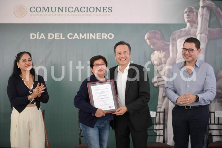 El Gobierno del Estado reconoce el esfuerzo y vocación de servicio de quienes protagonizan la infraestructura carretera en el país, desde su planeación hasta su construcción, expresó el gobernador Cuitláhuac García Jiménez al reunirse con trabajadores de la Secretaría de Infraestructura, Comunicaciones y Transporte (SICT), delegación Veracruz.