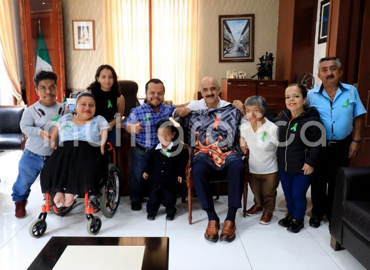 El alcalde Ricardo Ahued Bardahuil recibió en sus oficinas de Palacio Municipal a integrantes de la asociación civil Somos Pequeños Veracruz, quienes reconocieron que gracias al apoyo de las autoridades, Xalapa es el primer Ayuntamiento de la entidad en que se respalda la inclusión laboral de personas con talla baja.