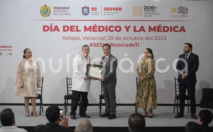 En el Día del Médico y la Médica, el gobernador Cuitláhuac García Jiménez entregó la condecoración al Mérito Profesional Doctor Pedro Rendón Domínguez a Roberto Peralta Juárez, médico internista y especialista en Infectología del Hospital General de Zona (HGZ) número 24 del Instituto Mexicano del Seguro Social.