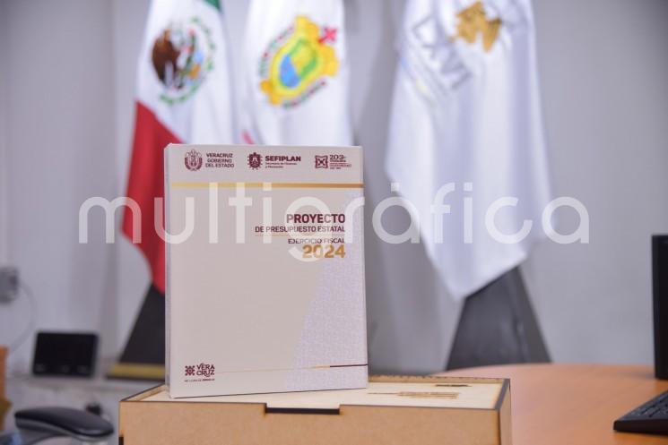 La presidenta de la LXVI Legislatura, diputada Adriana Esther Martínez Sánchez, recibió del titular de la Secretaría de Finanzas y Planeación (Sefiplan) del Gobierno del Estado, José Luis Lima Franco, el Proyecto de Presupuesto de Egresos para el ejercicio fiscal 2024, el cual asciende a 163 mil millones de pesos (mdp), superior al de 2023 por más de 15 mil mdp, equivalentes a 10 por ciento. 