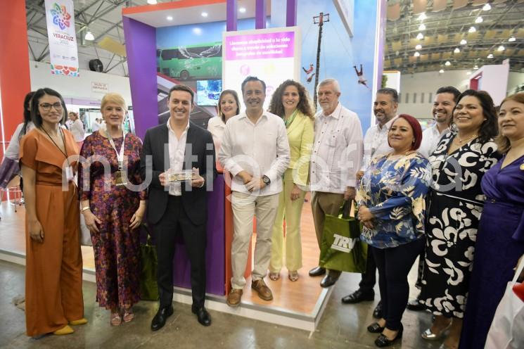 La presidenta de la Mesa Directiva de la LXVI Legislatura, diputada Adriana Esther Martínez Sánchez, asistió a la inauguración de la Expo Turismo Veracruz 2023, realizada por el gobernador del estado, ingeniero Cuitláhuac García Jiménez, en el World Trade Center de Boca del Río. 