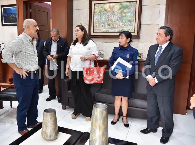  Con el fin de presentar a los nuevos integrantes del Consejo Directivo y refrendar el compromiso de seguir colaborando con las autoridades municipales, integrantes del Patronato del H. Cuerpo de Bomberos de Xalapa se reunieron con el alcalde Ricardo Ahued Bardahuil en sus oficinas de Palacio Municipal.