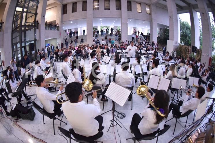 En el marco del CXIII Aniversario de la Revolución Mexicana, este jueves, la Orquesta Sinfónica Infantil y Juvenil (OSIJ) de la Secretaría de Educación de Veracruz (SEV) ofreció un concierto de música mexicana en la explanada del Palacio Legislativo.