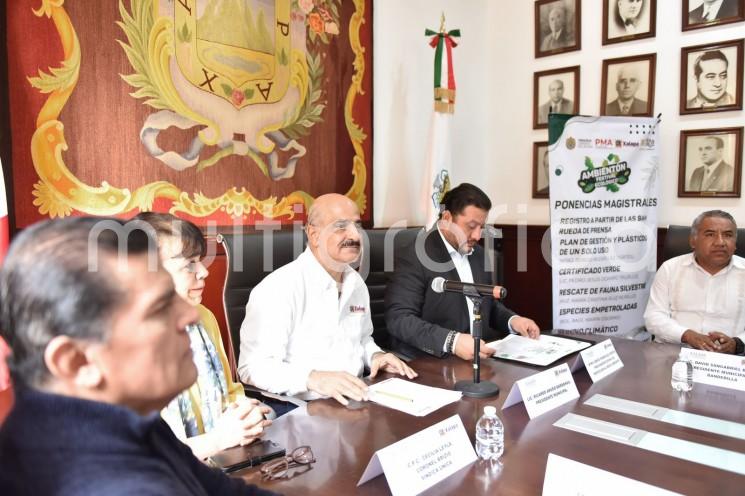  El Ayuntamiento brinda todo el apoyo a iniciativas que fomentan la conciencia ambiental y la conservación del entorno, afirmó el presidente municipal Ricardo Ahued Bardahuil durante la presentación del Ambientón, festival ecológico, que se desarrollará del 16 al 18 de noviembre en esta ciudad.

