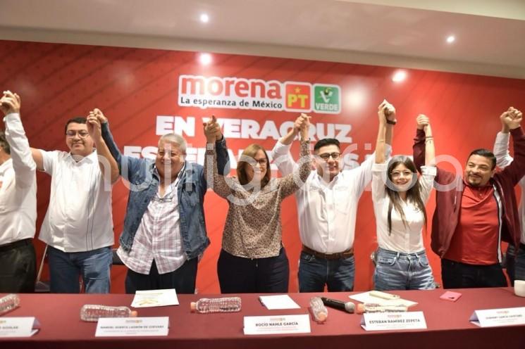 Juntos y unidos el equipo que encabeza la continuidad de la Cuarta Transformación levantaron la mano a la Coordinadora de los Comités de la Defensa de la 4T en Veracruz, Rocío Nahle García quien anunció que el próximo 20 de noviembre, su homóloga a nivel nacional, Claudia Sheinbaum Pardo, arribará a Boca del Río para iniciar con la precampaña que marca la ley.  