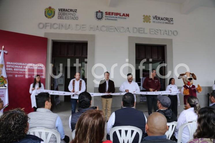 Al inaugurar las nuevas oficinas de Hacienda y del Registro Civil en los bajos Palacio Municipal, el gobernador Cuitláhuac García Jiménez resaltó la confianza que la ciudadanía ha depositado en su administración, ahora pueden observar de manera tangible la aplicación de sus impuestos en un récord superior a 6 mil obras.