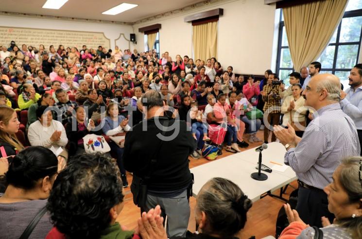 En esta Administración se abrieron las puertas de Palacio Municipal, porque éste es un espacio para atender al pueblo, afirmó el presidente municipal Ricardo Ahued Bardahuil, al recibir a vecinas y vecinos de distintas colonias de la ciudad.