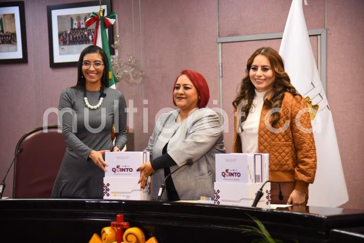 En cumplimiento con lo dispuesto en el inciso d), fracción I, del Artículo 26 de la Constitución Política del Estado de Veracruz de Ignacio de la Llave, la presidenta de la Mesa Directiva de la LXVI Legislatura, diputada Adriana Esther Martínez Sánchez, recibió de la titular de la Oficina de Programa de Gobierno, Waltraud Martínez Olvera, el Quinto Informe de Gobierno de la administración que encabeza el ingeniero Cuitláhuac García Jiménez. 