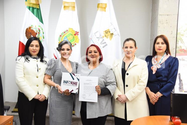 La presidenta de la Mesa Directiva de la LXVI Legislatura, diputada Adriana Esther Martínez Sánchez, recibió de la magistrada Itzetl Castro Castillo el Informe de las actividades realizadas en el periodo 2022-2023 por el Tribunal de Conciliación y Arbitraje del Poder Judicial del estado de Veracruz.