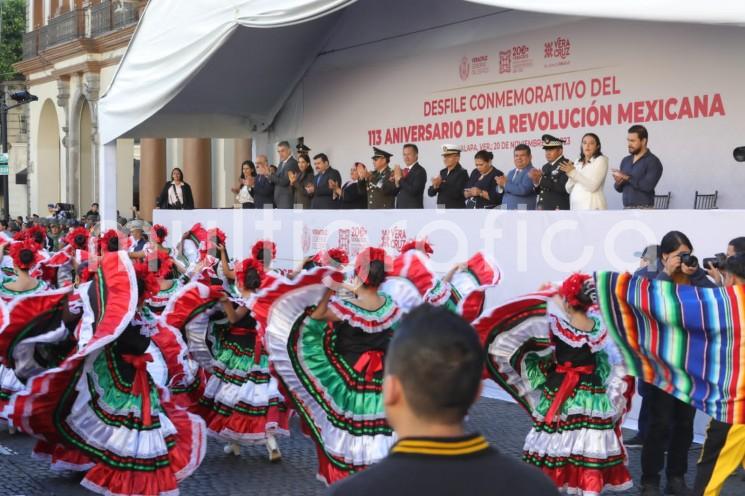 Con orgullo y motivación, el Gobierno de Veracruz conmemoró el nacionalismo, patriotismo y la identidad nacional con el tradicional desfile cívico-militar en honor al primer movimiento social del siglo XX: el 113° Aniversario del inicio de la Revolución Mexicana. 